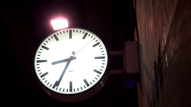 钟在晚上视频下载