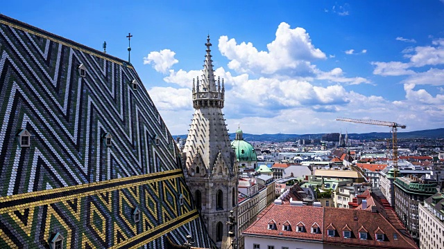 从圣斯蒂芬斯大教堂眺望维也纳的天际视频素材