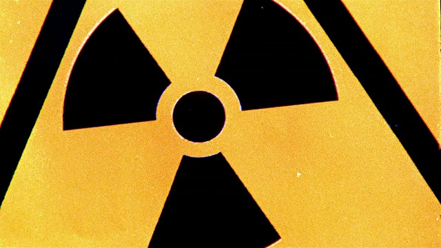 极近的黄色和黑色辐射警告标志/纽约市视频下载