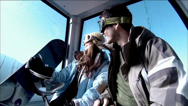 低角度中拍摄的男女滑雪者戴着护目镜，而骑在贡多拉上/ Morzine，法国视频素材