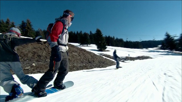 长镜头摄影跟踪射击男子单板滑雪下坡/撞到另一个单板滑雪和下落/莫辛，法国视频素材