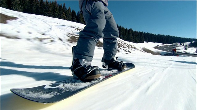 低角度小车射击跟踪射击滑雪板下山与滑雪缆车头顶视频下载