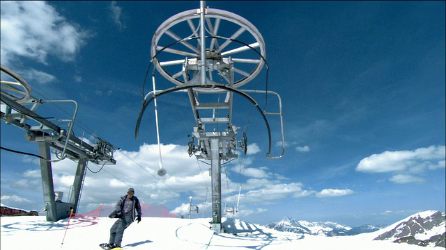 低角度中镜头滑雪板运动员退出按钮滑雪缆车/莫辛，法国视频素材