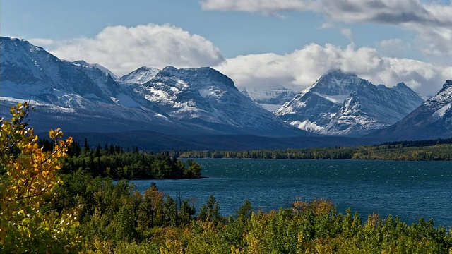 美国蒙大拿冰川国家公园圣玛丽湖附近落基山脉上空的T/L WS云视频素材