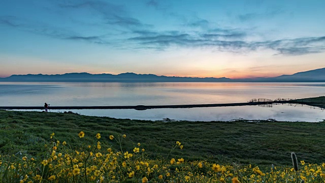 中国新疆，日出时分的塞拉姆湖视频下载