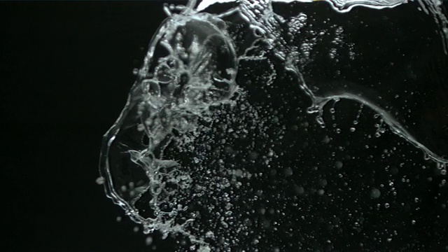 MS慢动作水花被扔在黑色背景/纽约，纽约视频下载