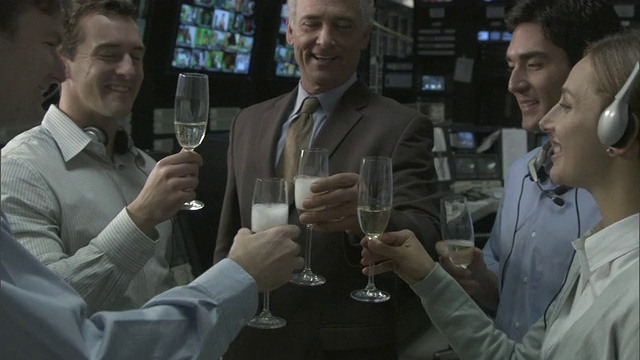 美国加州卡尔弗城，电视演播室控制室，MS商务人士用香槟祝酒视频素材