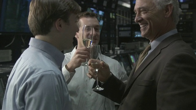美国加州卡尔弗城，电视演播室控制室，商人们用香槟干杯视频素材