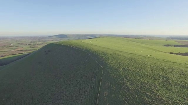 英国苏塞克斯郡菲尔灯塔上空的航迹视频素材
