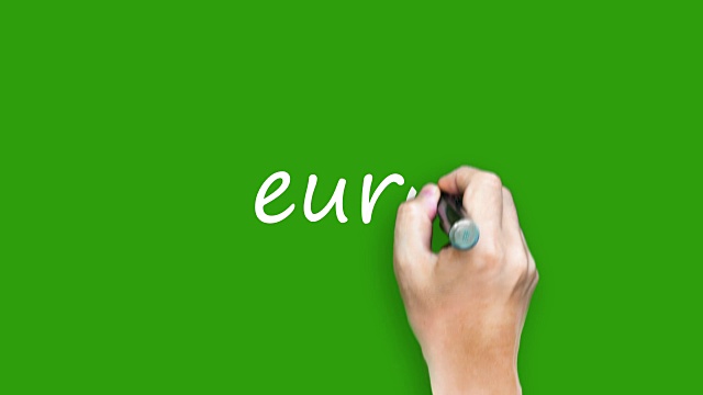 用记号笔在绿色屏幕上书写欧洲文字视频素材