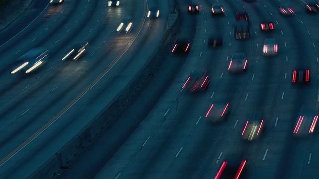T/L HA WS夜间在洛杉矶高速公路上行驶的交通/美国加利福尼亚州洛杉矶视频素材