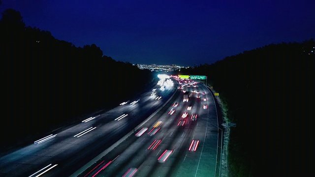 T/L HA WS交通行驶在405高速公路上，可以看到美国加州洛杉矶北部视频素材