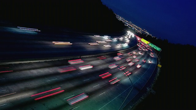 T/L HA WS交通行驶在405高速公路上，可以看到美国加州洛杉矶北部视频素材