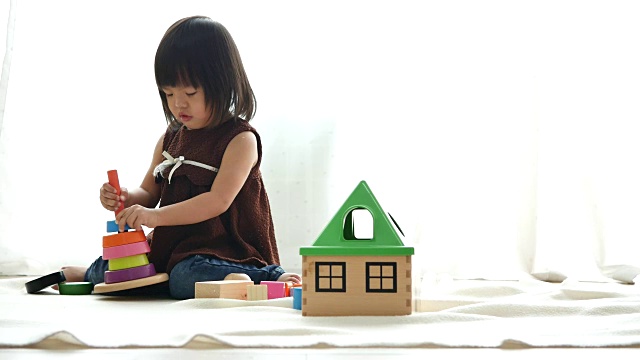 亚洲儿童玩玩具积木视频素材