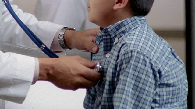 德克萨斯州埃尔帕索，一名中枪医生戴上听诊器/听小男孩的心跳视频素材