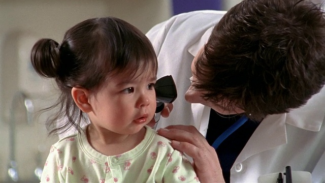 德克萨斯州埃尔帕索，医生用镜检查幼童的耳朵视频素材