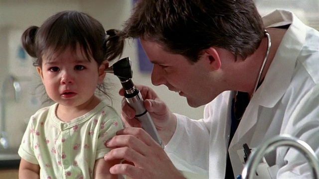 在德克萨斯州埃尔帕索，医生用镜检查她的耳朵时，中速婴儿在哭泣视频素材