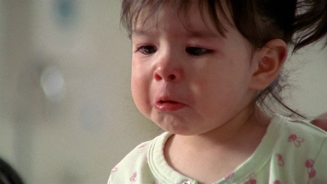 靠近哭泣的孩子/倾斜的医生通过听诊器听/倾斜的孩子/德州埃尔帕索视频下载