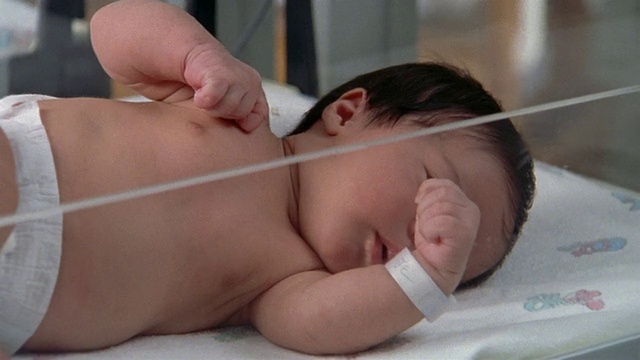 靠近新生儿的脚躺在摇篮/平底锅婴儿躺在婴儿病房/埃尔帕索，德克萨斯州视频下载