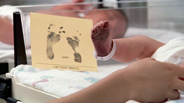 靠近新生儿在婴儿床上的脚印/另一个新生儿在婴儿床的背景/埃尔帕索，德克萨斯州视频素材