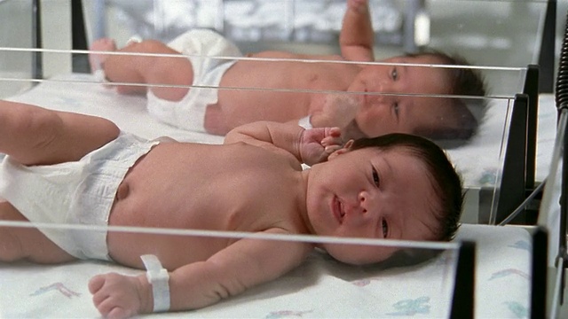 近机架聚焦缩小新生儿躺在产科病房/埃尔帕索，德克萨斯州视频下载