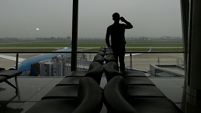 商务旅客在机场航站楼剪影视频素材