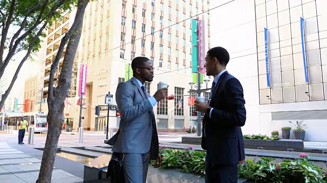 MS两个商人在城市的人行道上讨论视频素材