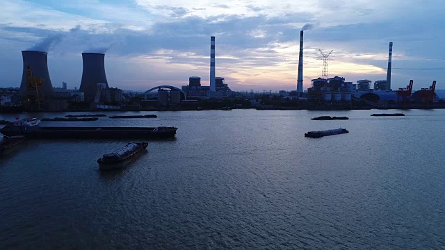 上海，中国，日落时燃煤发电站的实时鸟瞰图视频素材