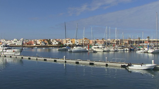 停泊在西班牙加那利群岛富埃特文图拉Corralejo码头的游艇视频下载