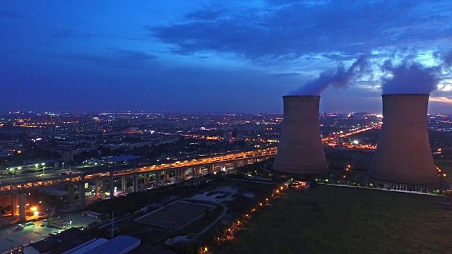 上海，中国，日落时燃煤发电站的实时鸟瞰图视频素材