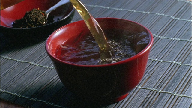 CU，将绿茶倒入日本传统杯子中视频下载