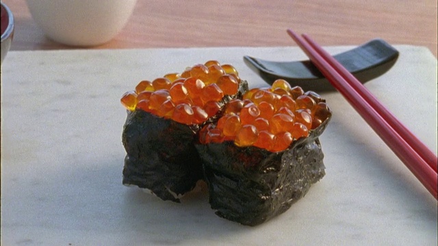 CU:三文鱼蛋寿司视频素材