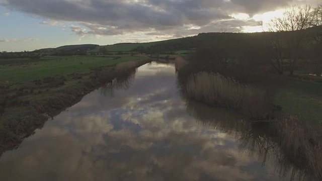 拂晓时从空中沿着清澈的河走视频素材
