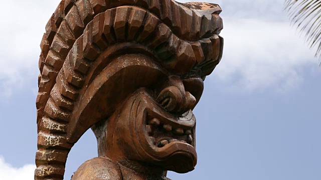夏威夷瓦胡岛北岸的波利尼西亚文化提基雕刻视频素材