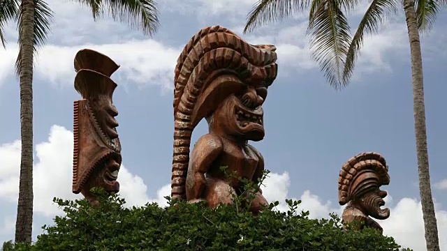 夏威夷瓦胡岛北岸的波利尼西亚文化提基雕刻视频下载