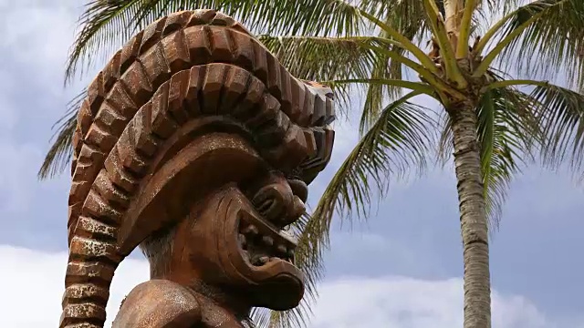 夏威夷瓦胡岛北岸的波利尼西亚文化提基雕刻视频素材