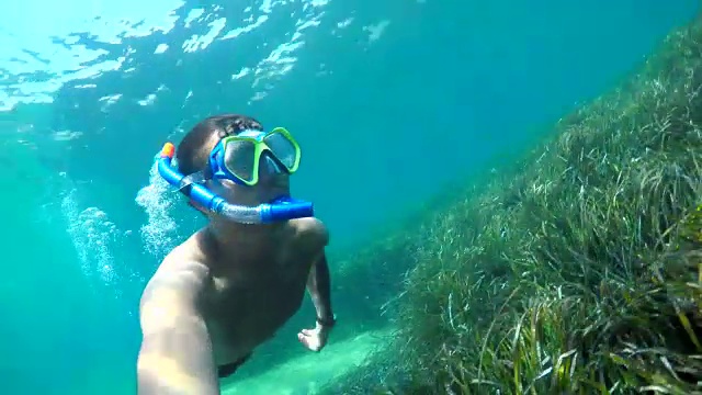 男潜水员在水下浮潜视频下载