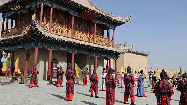 中国，嘉峪关，传统仪式在古代要塞，在中国历史上的丝绸之路上视频下载