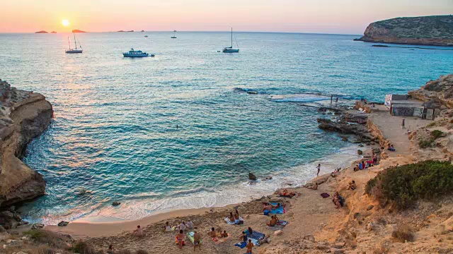 美丽的动画图片与cinemagraph效果的日落在伊比沙岛与令人惊叹的海滩和色彩在夏天的旅行假期。视频素材