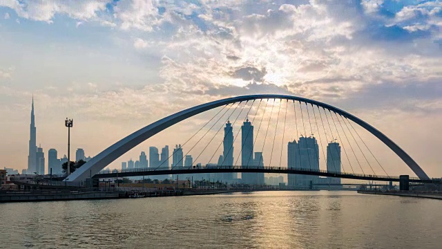 TL WS迪拜天际线和人行桥穿过迪拜河视频素材