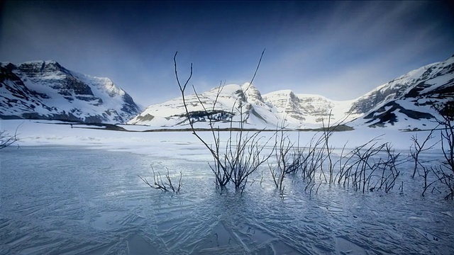 T/L WS POV加拿大亚伯达省班夫国家公园结冰湖面上的冰视频下载