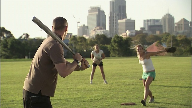澳大利亚悉尼，朋友们在公园里打垒球视频下载