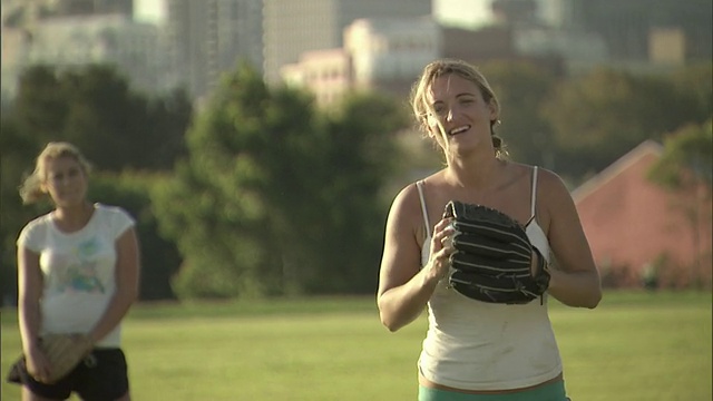 MS, SELECTIVE FOCUS，两个年轻女子在公园玩垒球，悉尼，澳大利亚视频下载