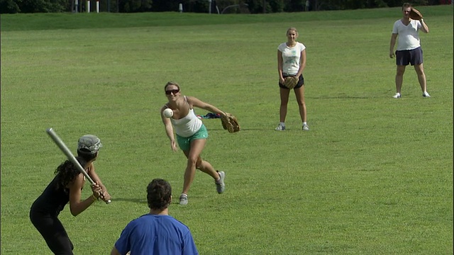 WS，朋友们在公园里打垒球，悉尼，澳大利亚视频素材
