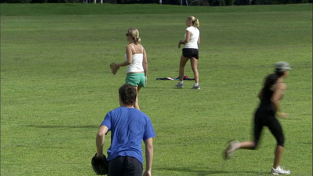 WS，朋友们在公园里打垒球，悉尼，澳大利亚视频素材