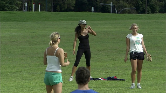 WS, PAN，朋友们在公园打垒球，悉尼，澳大利亚视频素材