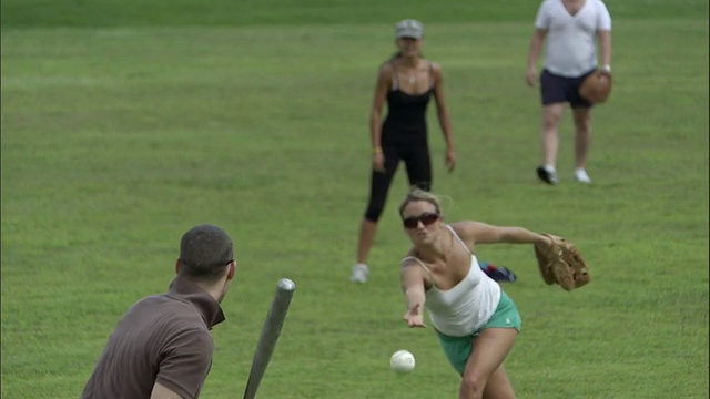 澳大利亚悉尼，朋友们在公园里打垒球视频素材