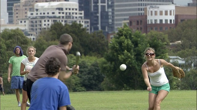 澳大利亚悉尼，朋友们在公园里打垒球视频素材