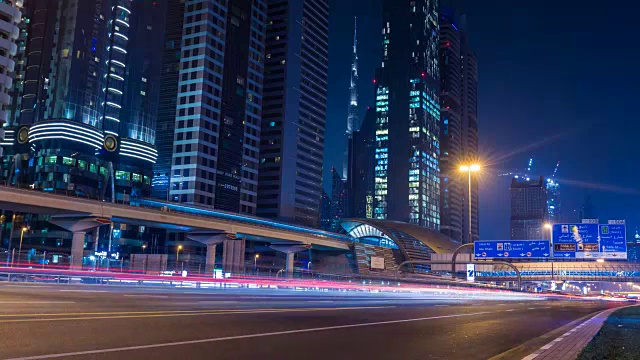 Sheik Zayed路和迪拜天际线晚上的交通状况视频素材