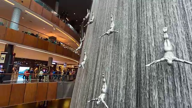 潘女士左，迪拜购物中心的喷泉视频下载